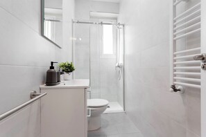 Dusche, Haartrockner, Handtücher