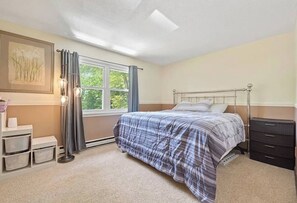 2 bedrooms, WiFi, bed sheets - Charming 2-bedroom house with WiFi, AC in lovely Waterbury/beautiful backyard (Waterbury)