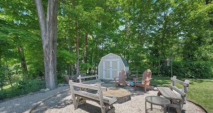 Charming 2-bedroom house with WiFi, AC in lovely Waterbury/beautiful backyard