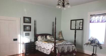 Historic 4-bedroom farmhouse with WiFi, HVAC in quite Cove