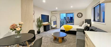 Een strijkplank/strijkijzer, wifi, beddengoed