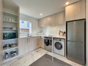 ثلاجة، ميكروويف، فرن، موقد طهي مسطح