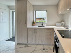 Een koelkast, een microgolfoven, een oven, een kookplaat