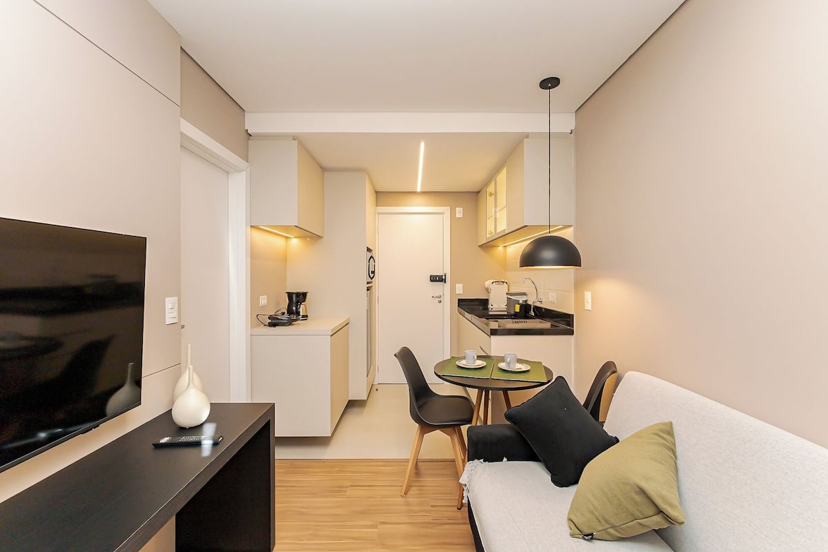 Basic Apartment (Take Urban Shopping Estacao C256) | Ruang tamu | 32 inci sebuah televisyen pintar dengan digital, Netflix