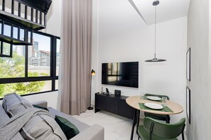 Ligga Arena | Centro | Shopping Estação | C219 | Área de sala de estar | Smart TV de 32 pulgadas con canales digitales y Netflix 