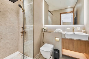 Douche, sèche-cheveux, serviettes fournies