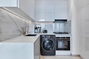 Réfrigérateur, four à micro-ondes, un four, surface de cuisson