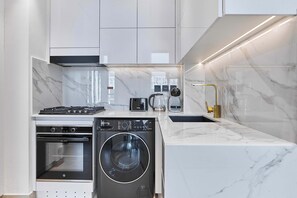Réfrigérateur, four à micro-ondes, un four, surface de cuisson