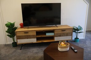 Interior - Cosy 2BR House in Awaroa Road (Auckland)