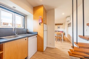 Kylskåp, mikrovågsugn, ugn och diskmaskin