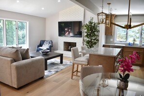 Een televisie en een open haard