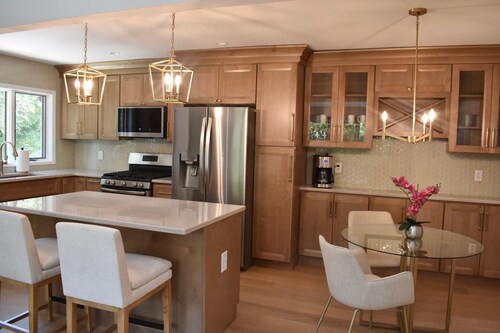 Stylish Renovated Ranch, 4 Bed/ 3.5 Bath, North Troy in Private Cul-de-Sac