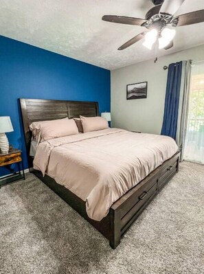 3 bedrooms, iron/ironing board, bed sheets - 3 Bedroom 2 Full Bath  4 Bed  Deck 500Mbps (Omaha)