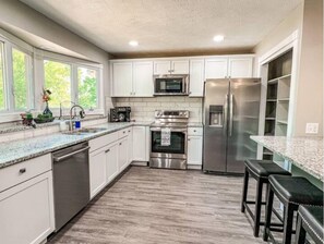 Microwave, oven, stovetop, dishwasher - 3 Bedroom 2 Full Bath  4 Bed  Deck 500Mbps (Omaha)