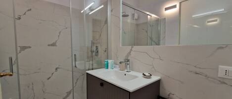 Douche, bidet, serviettes fournies, shampooing