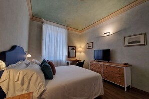 In-room safe, desk - Lo Strullo - First Floor Minisuite (Pisa)