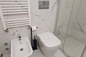 Shower, bidet, towels, shampoo - Lo Strullo - First Floor Minisuite (Pisa)