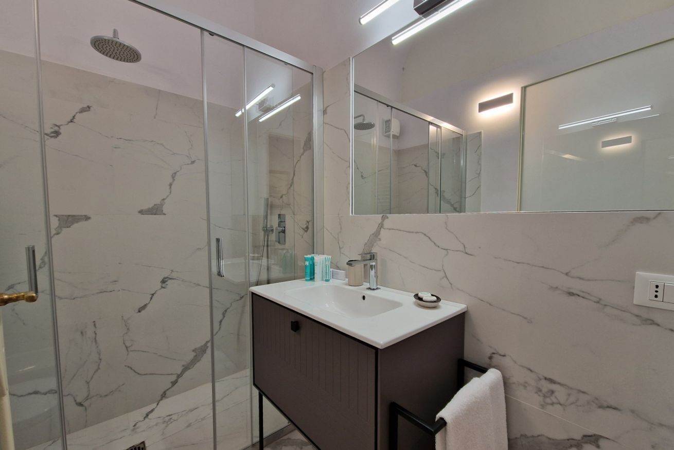 Douche, bidet, serviettes fournies, shampooing