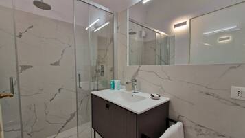 Douche, bidet, serviettes fournies, shampooing