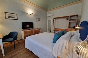 In-room safe, desk - Lo Strullo - First Floor Minisuite (Pisa)