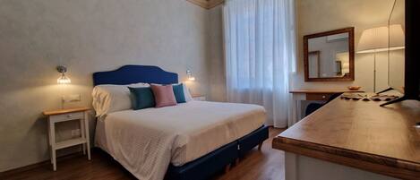 Een kluis op de kamer, een bureau