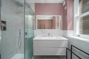 Dusche, Haartrockner, Handtücher, Seife