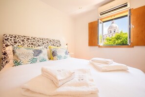 1 slaapkamer, een strijkplank/strijkijzer, internet, beddengoed