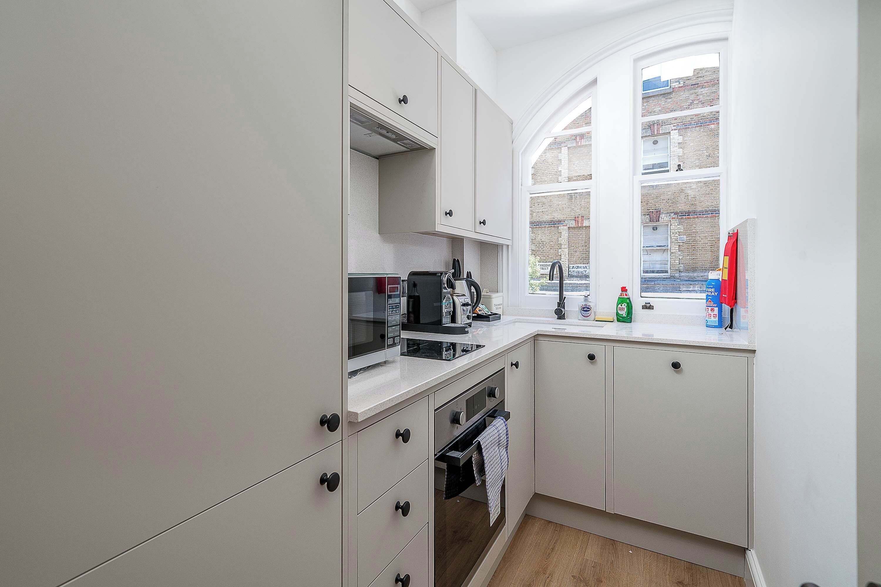 Mikroaaltouuni, uuni, liesi, astianpesukone