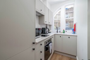 Microondas, horno, parrilla de estufa y lavavajillas 