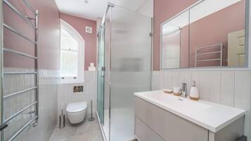 Ducha, secador de pelo, toallas