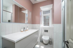 Shower, hair dryer, towels - Central 1-Bed w/ Kitchen by Candover St (London)