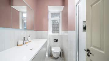 Suihku, hiustenkuivaaja, pyyhkeet