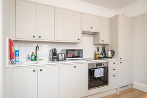 Microwave, oven, stovetop, dishwasher - Central 1-Bed w/ Kitchen by Candover St (London)