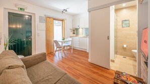 A modern apartment with a living room, dining area, kitchen, and bathroom. - GuestReady - Alfama Terrace H (Lisbon)