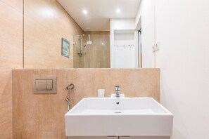Douche, sèche-cheveux, serviettes fournies