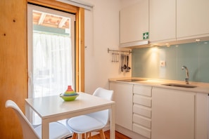 Réfrigérateur, four à micro-ondes, cafetière-théière, grille-pain
