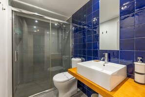 Shower, hair dryer, towels - GuestReady - Alfama Terrace G (Lisbon)