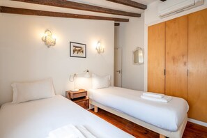 2 bedrooms, iron/ironing board, internet, bed sheets