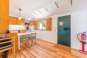 Jääkaappi, mikroaaltouuni, uuni, astianpesukone