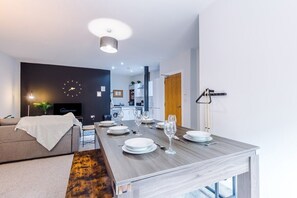 Dining - Pool Table, Stunning 2Bed Apt, Central Location (Liverpool)