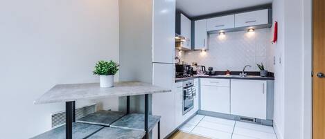 Jääkaappi, mikroaaltouuni, uuni, liesi