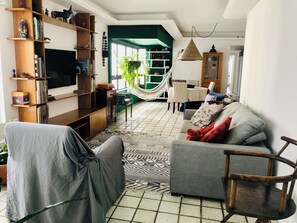 Smart-TV, Bücher, Musikbibliothek, Drucker