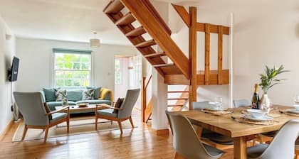 NEW Corner Cottage in Canterbury with Parking