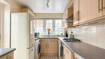 Een koelkast, een microgolfoven, een oven, een kookplaat