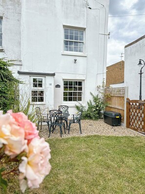 Unclassified image, 4 of 38, button - NEW Corner Cottage in Canterbury | FREE Parking (Canterbury)
