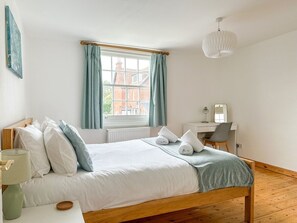 2 bedrooms, iron/ironing board, free WiFi, bed sheets - NEW Corner Cottage in Canterbury with Parking (Canterbury)