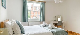 NEW Corner Cottage in Canterbury with Parking