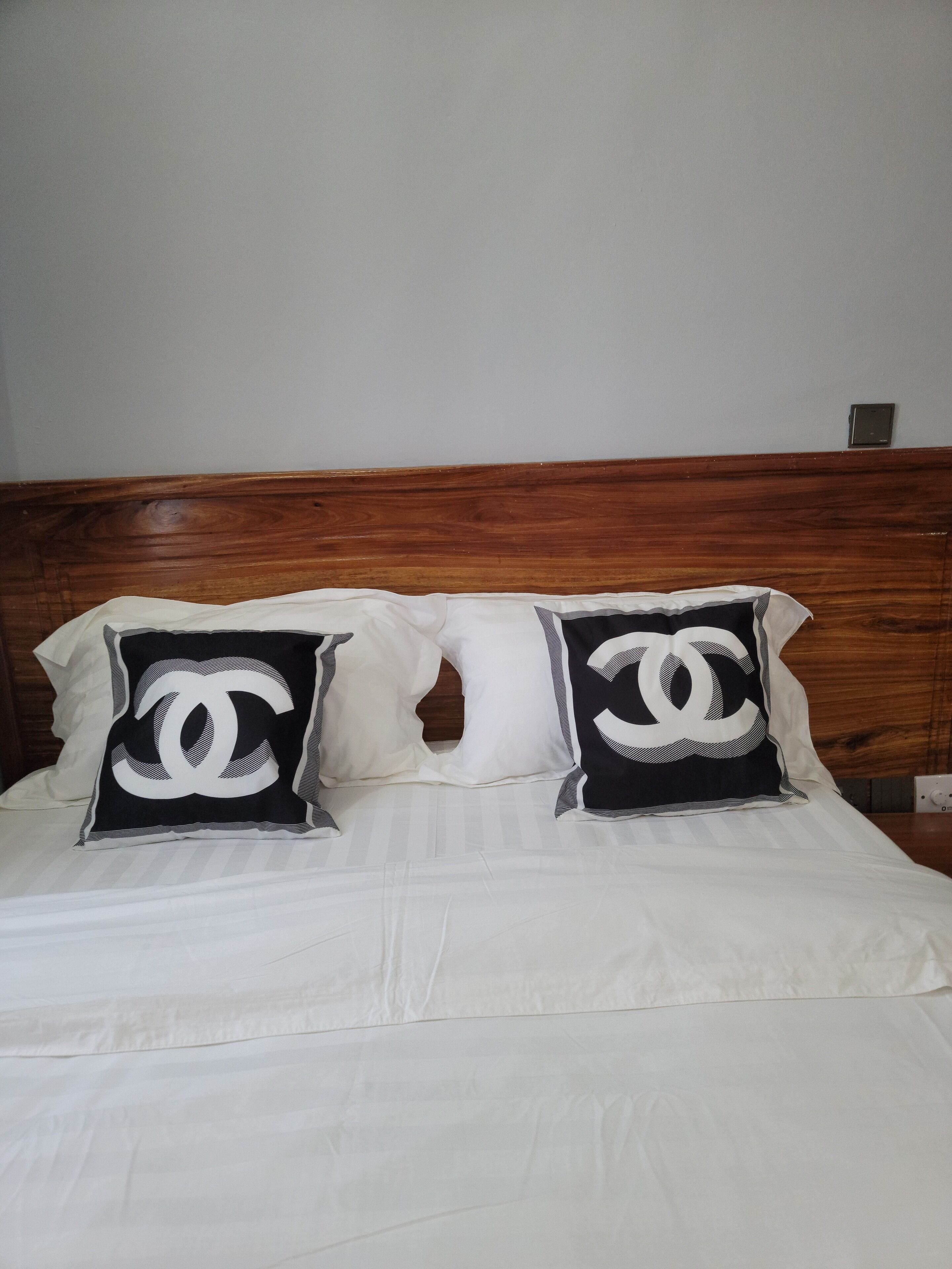 Desk, laptop workspace, free WiFi