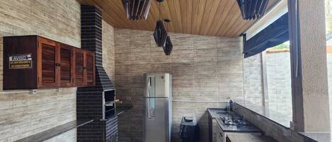 冷蔵庫、電子レンジ、オーブン、コンロ