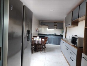Geladeira, micro-ondas, fogão, cooktop